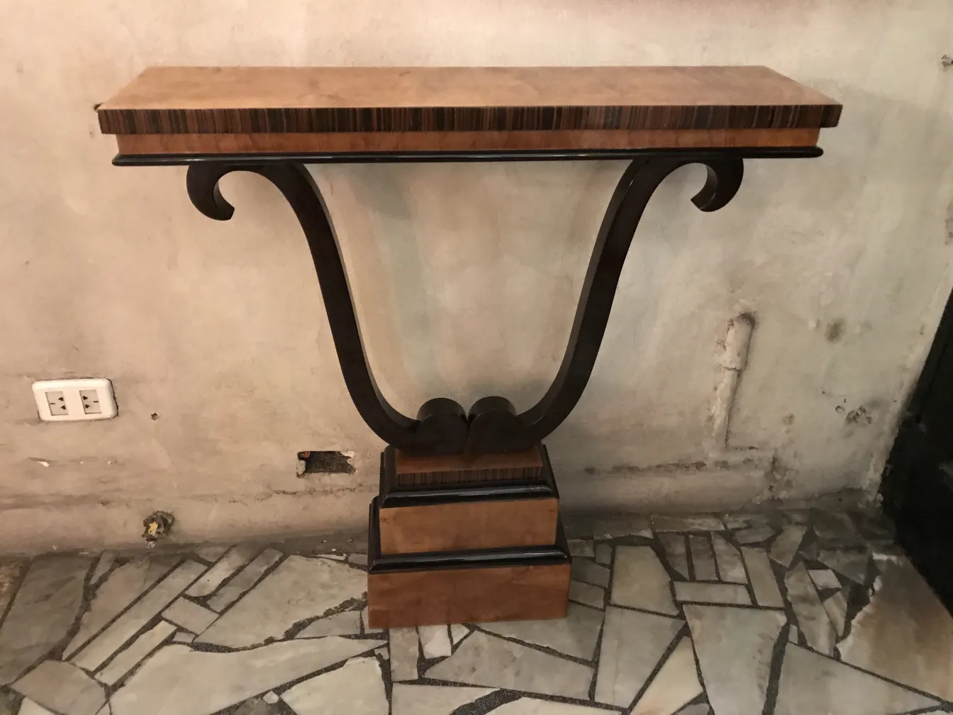 Console antique avec un design élégant et des courbes