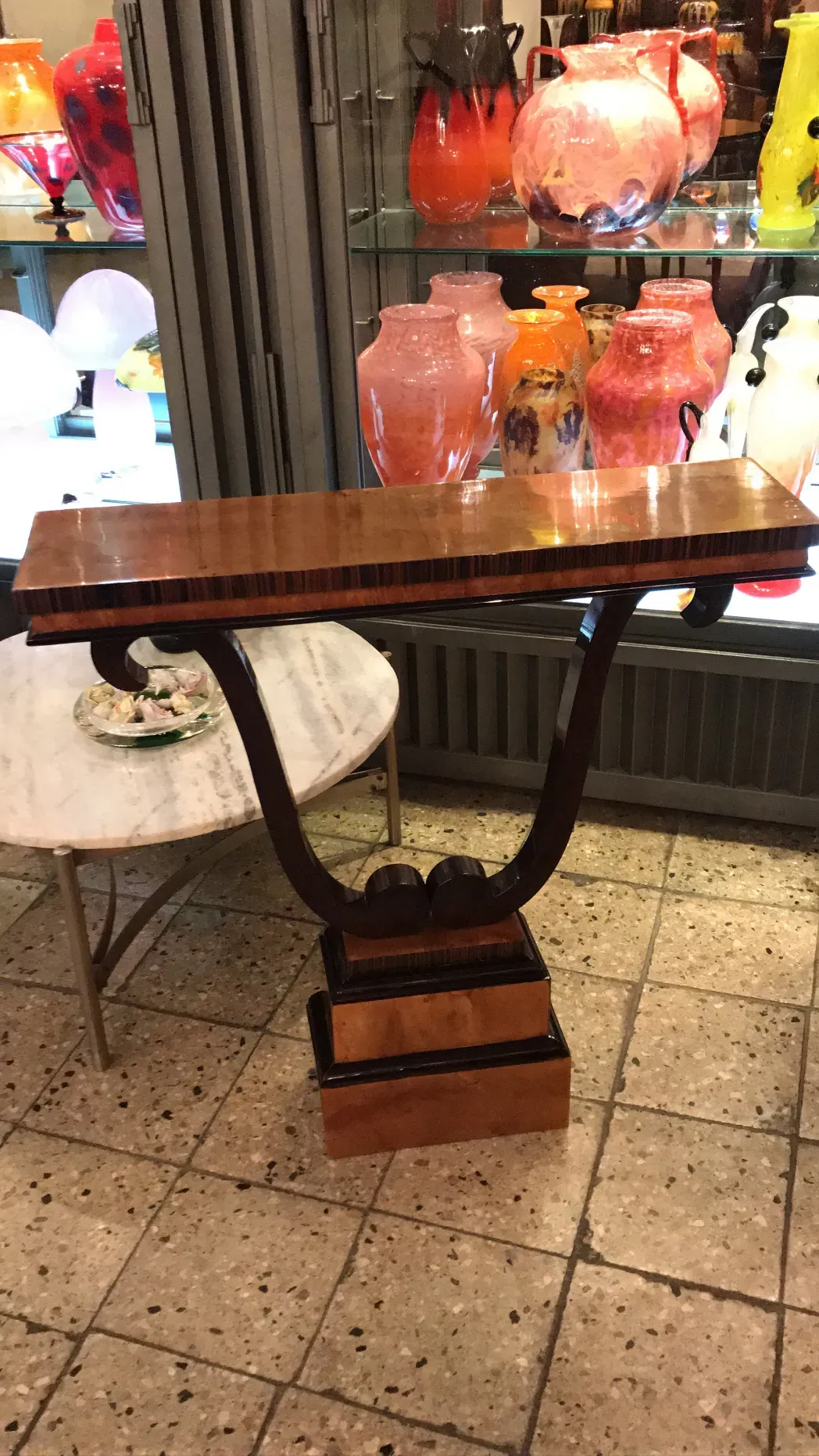 Console antica con dettagli decorativi eleganti.