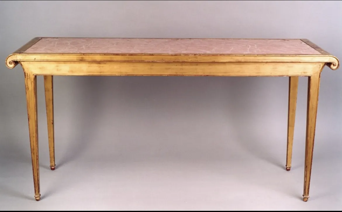 ancien dresuar élégant avec surface lisse et pattes stylées