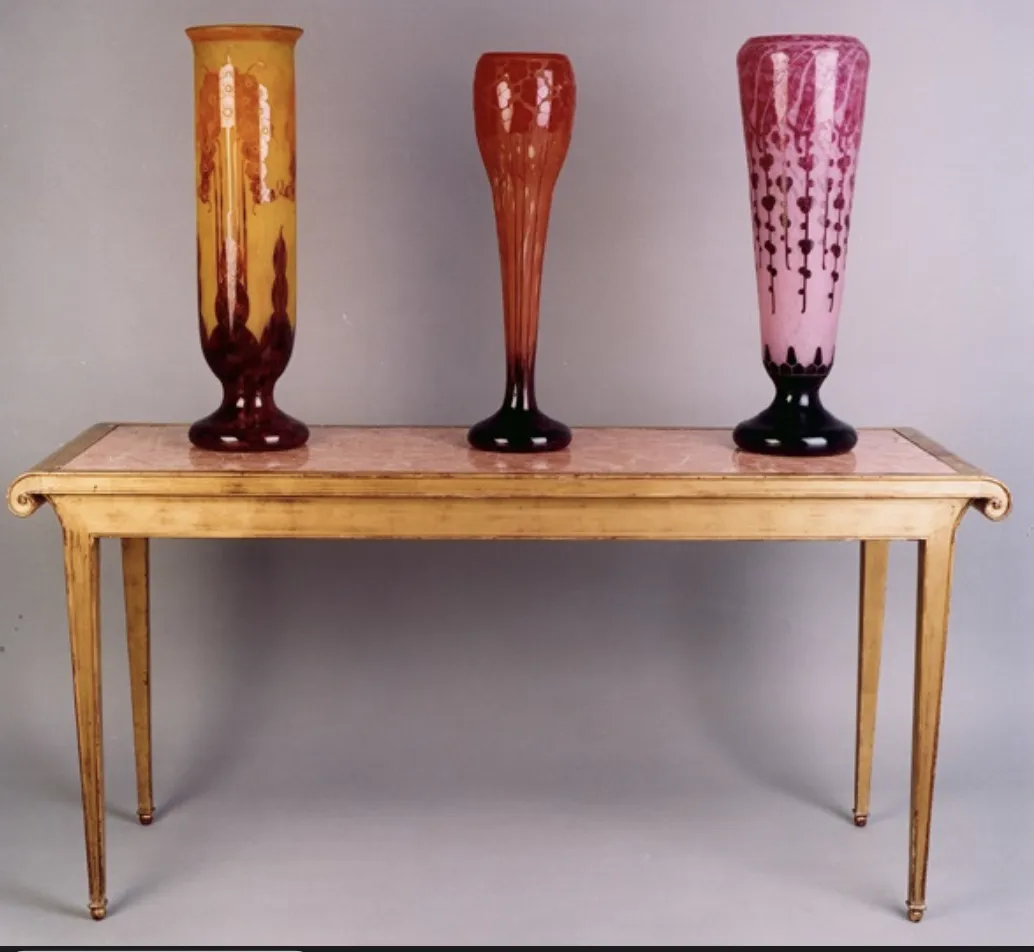 mesa consola antigua con jarrones decorativos