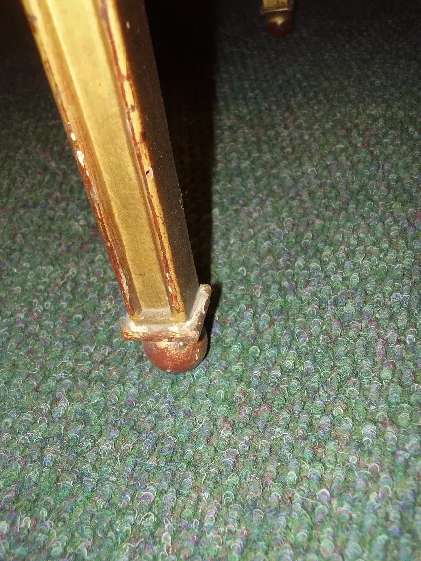 detalle de la base de una consola antigua en ambiente elegante