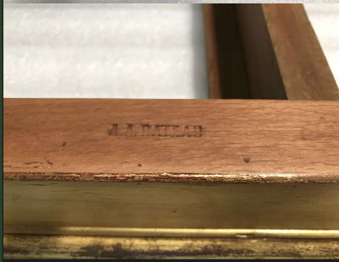 consola antiga em cor de madeira com detalhes dourados, ambiente neutro