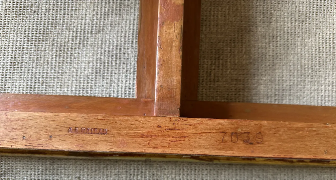 consola antiga com detalhe visível na madeira