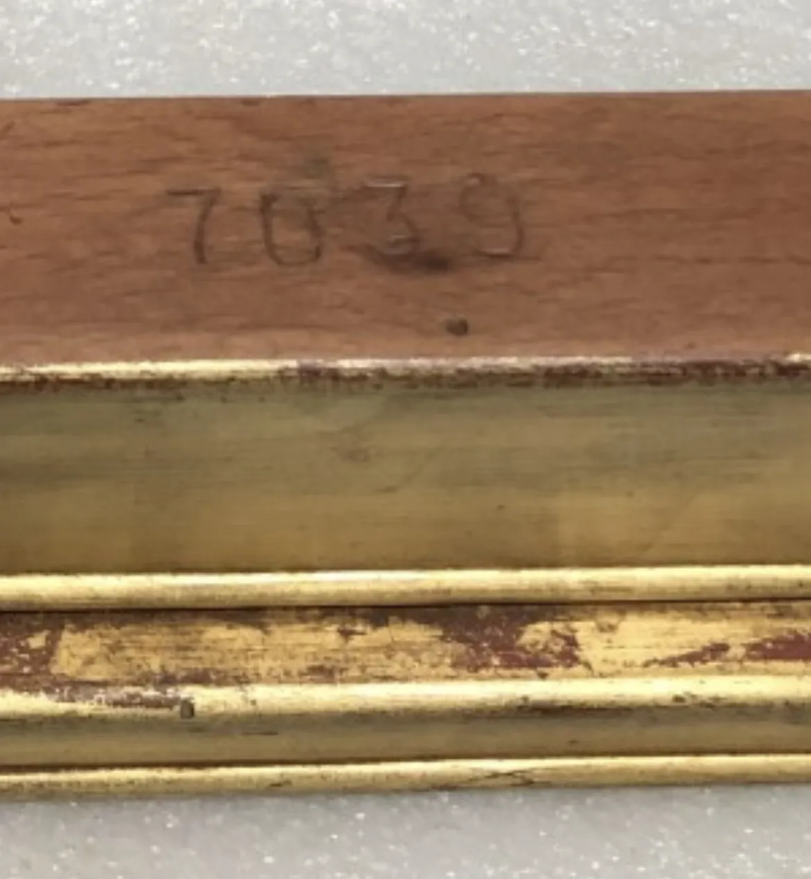 Antiga consola decorativa com detalhes elegantes e acabamento desgastado