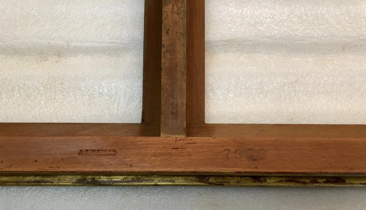 Mesa de console antiga com detalhes elegantes