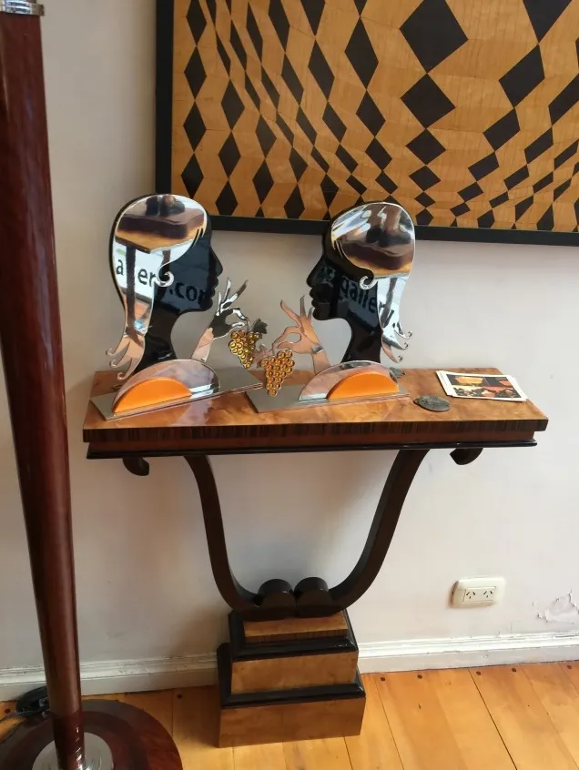 Consola antigua con esculturas y decoraciones coloridas