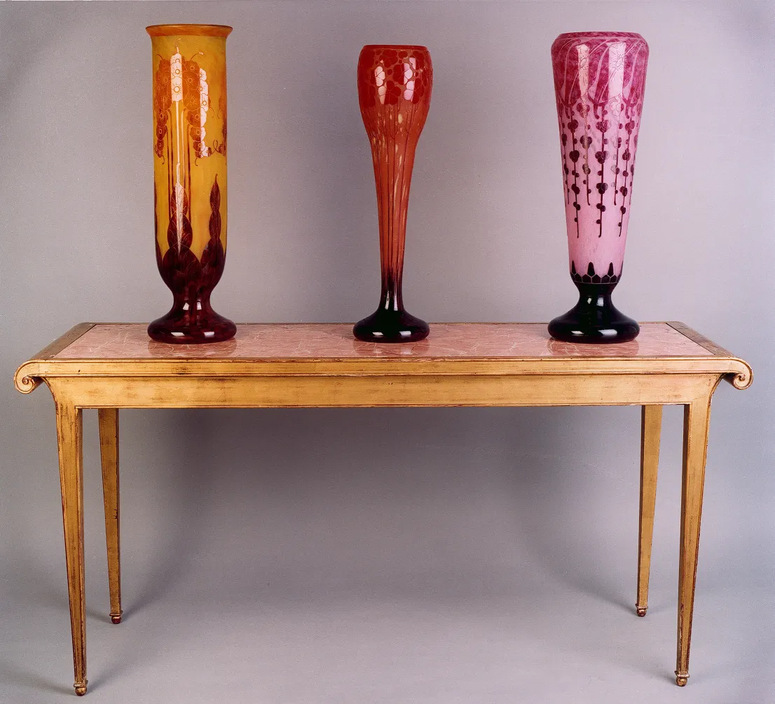 Consola antigua con jarrones de colores, ambiente elegante