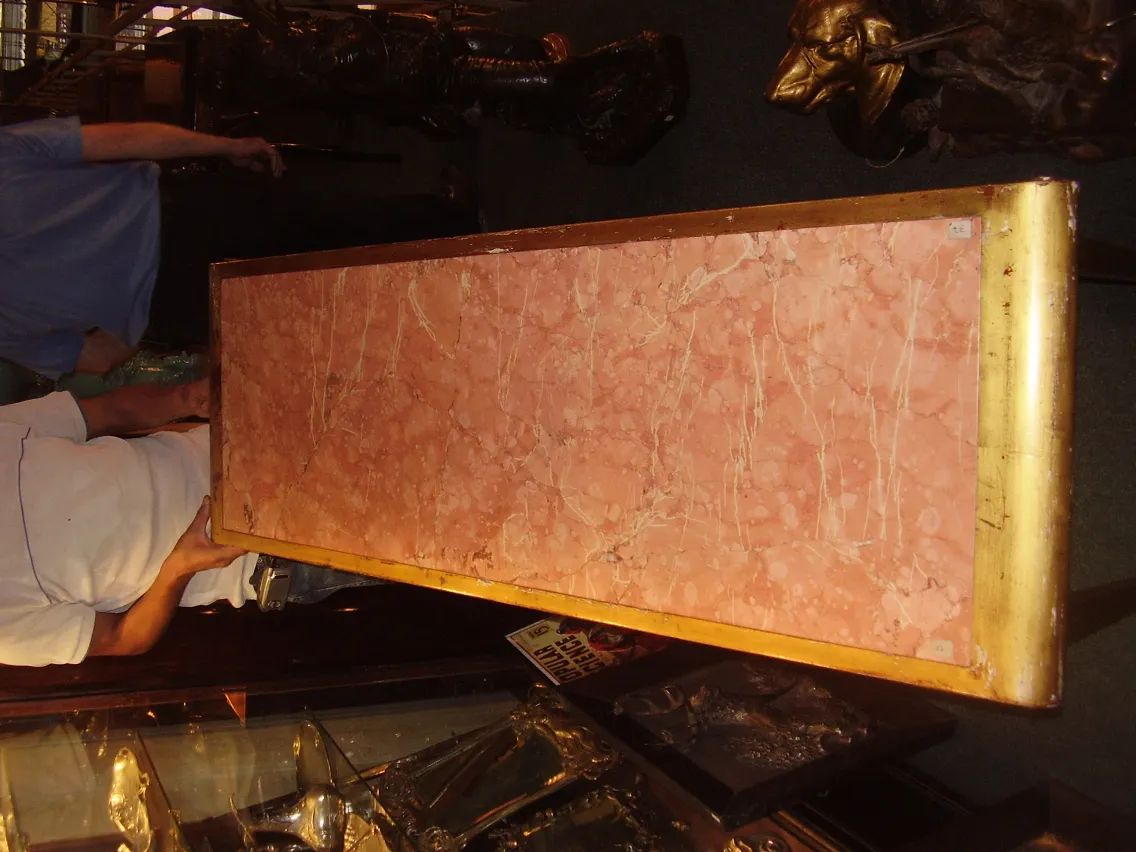 mesa console antiga rosa com detalhes claros