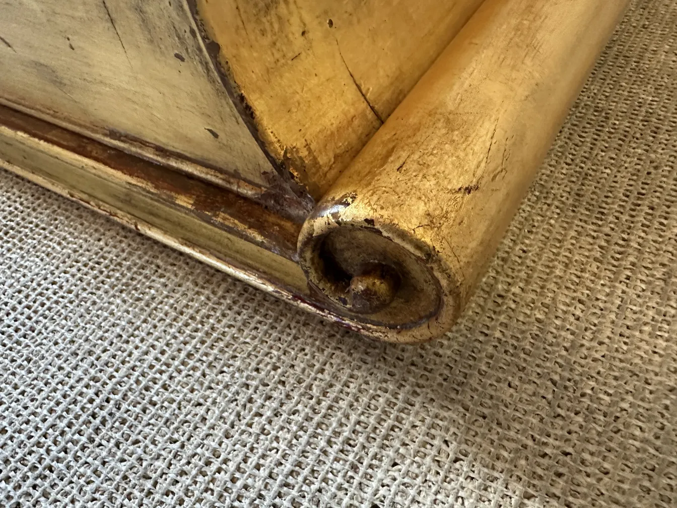 vue détaillée d'une console décorative antique dorée