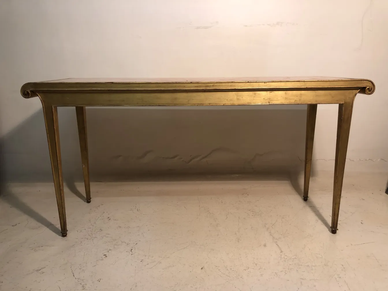 Elegante antico mobili dresuar con gambe sottili e forma classica.