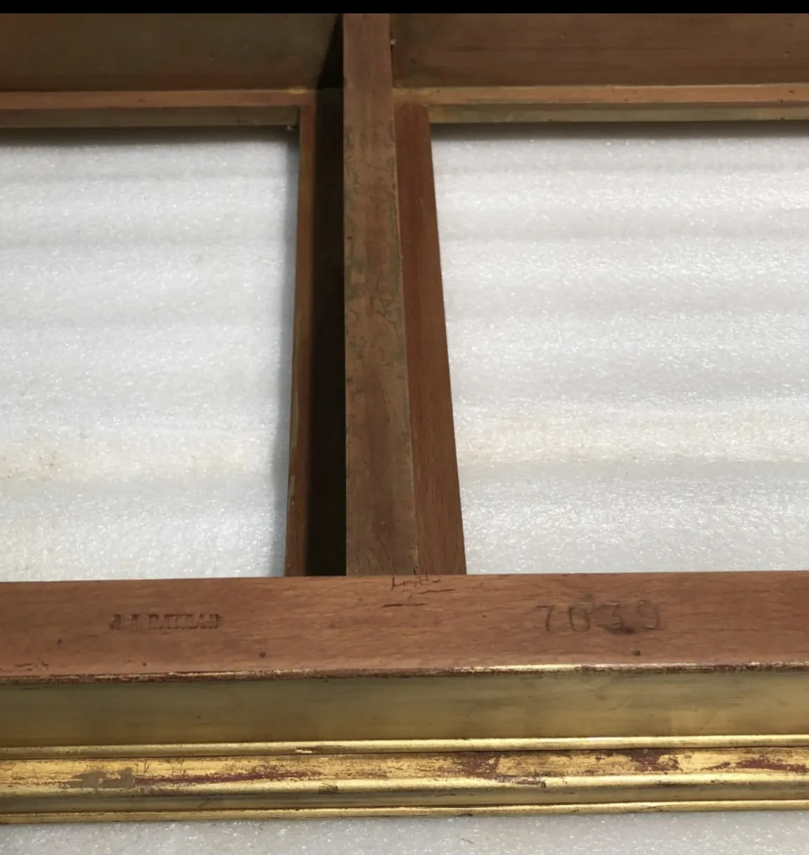 ancienne console avec des détails décoratifs élégants