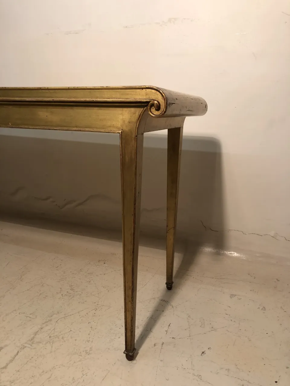 antique dresuar avec des pieds fins et des détails élégants Rateau Armand