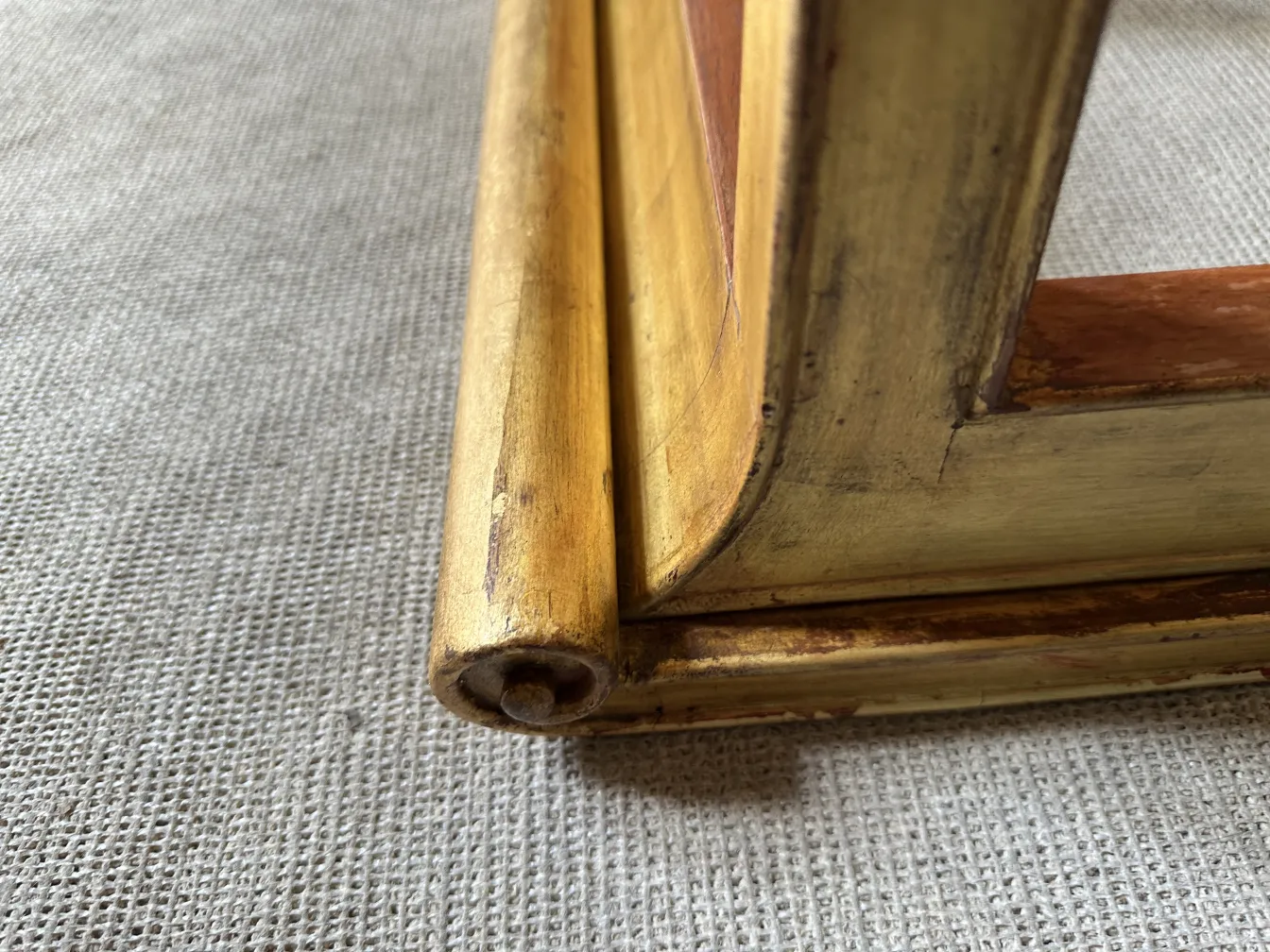 detalle de una antigua consola rateau-armand con decoración dorada