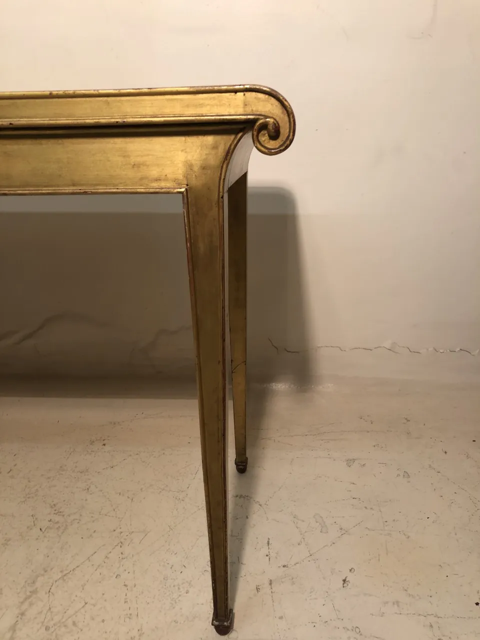 consolle antiche con dettagli curvi