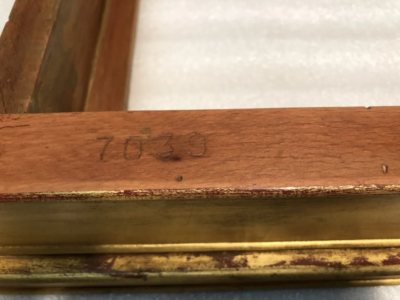 vue latérale d'une ancienne dresuar décoratif