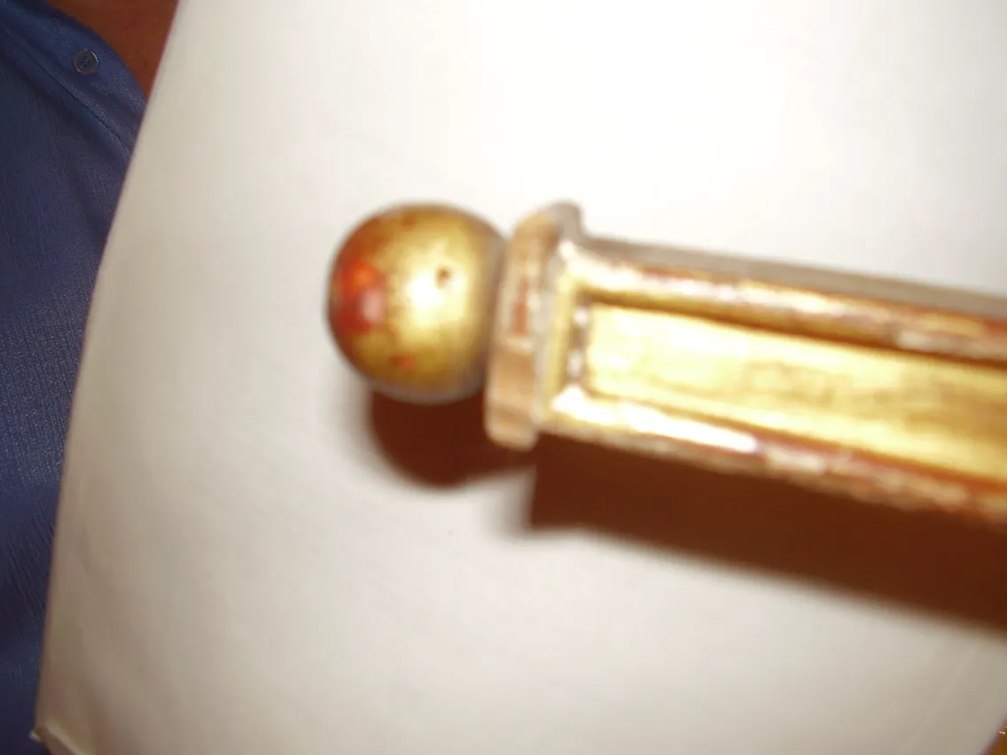 antike Konsole mit goldenen Oberflächen und dekorativen Details