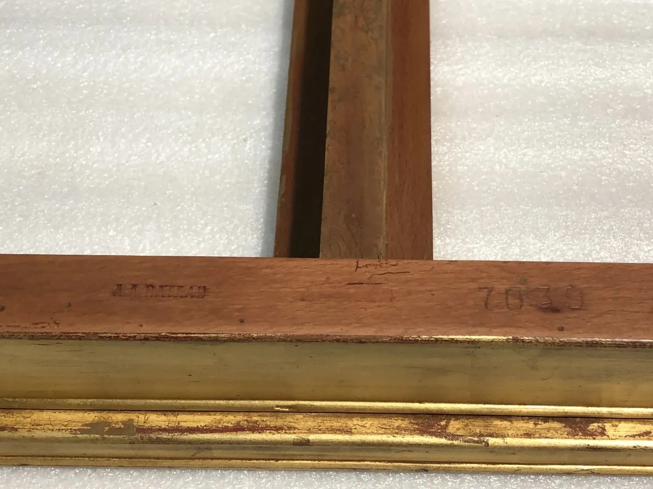 detalles de una consola antigua con marco dorado