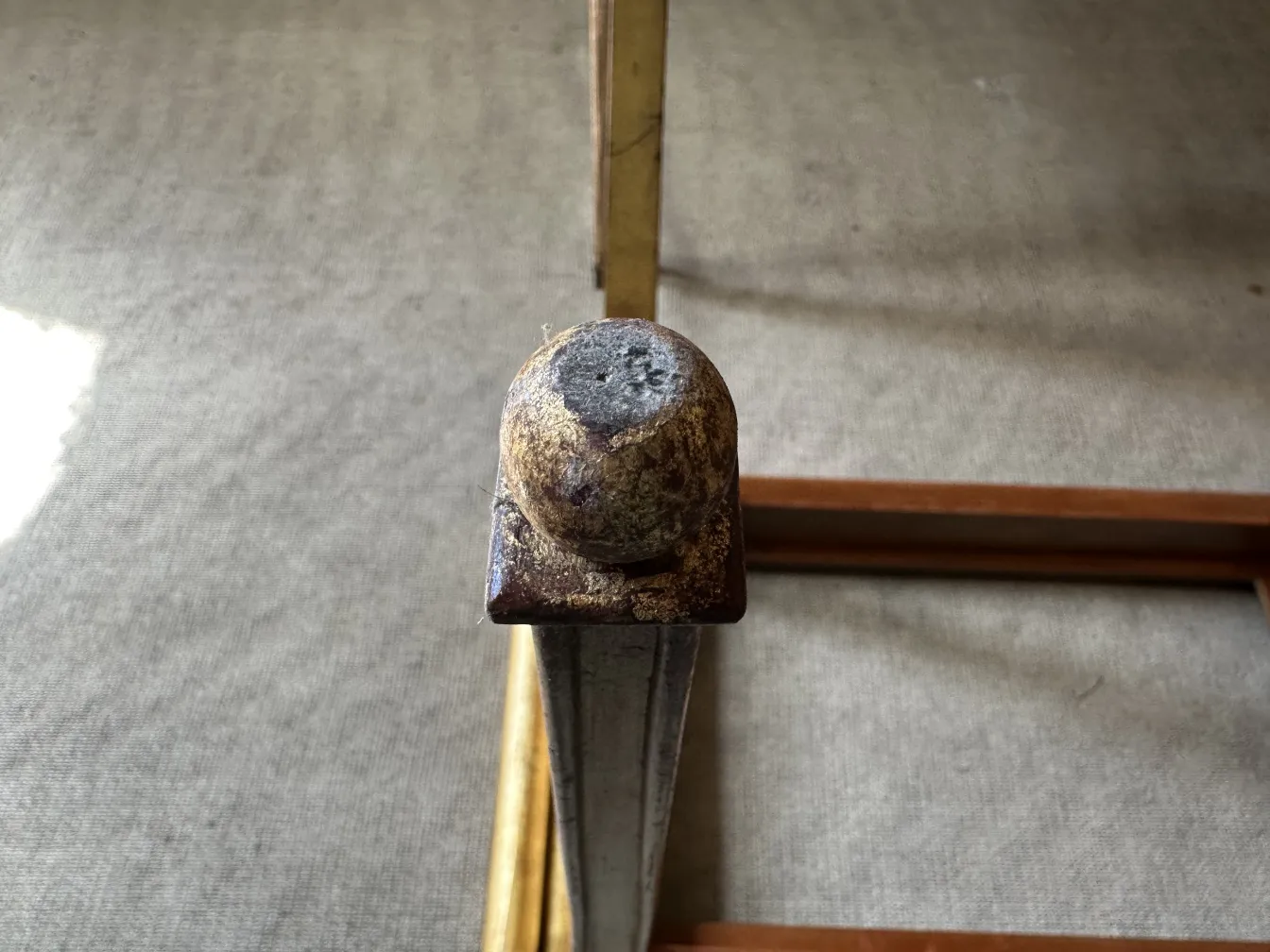 detalhe de uma antiga consola rateau-armand com decoração