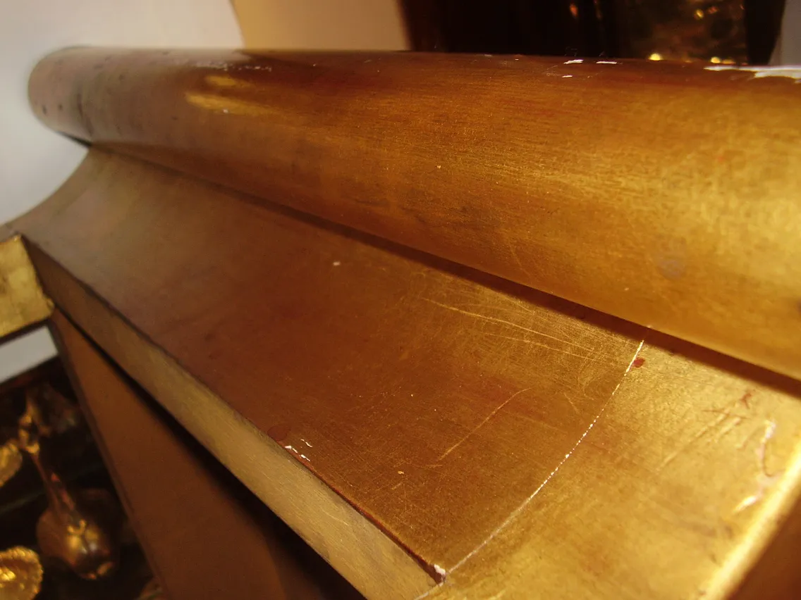 vista detalhada de uma antiga consola com acabamento dourado, design Rateau Armand