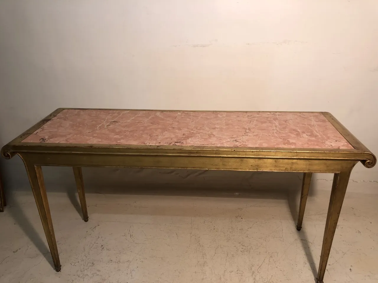 antico dresuar dorato con piano rosa, sfondo neutro