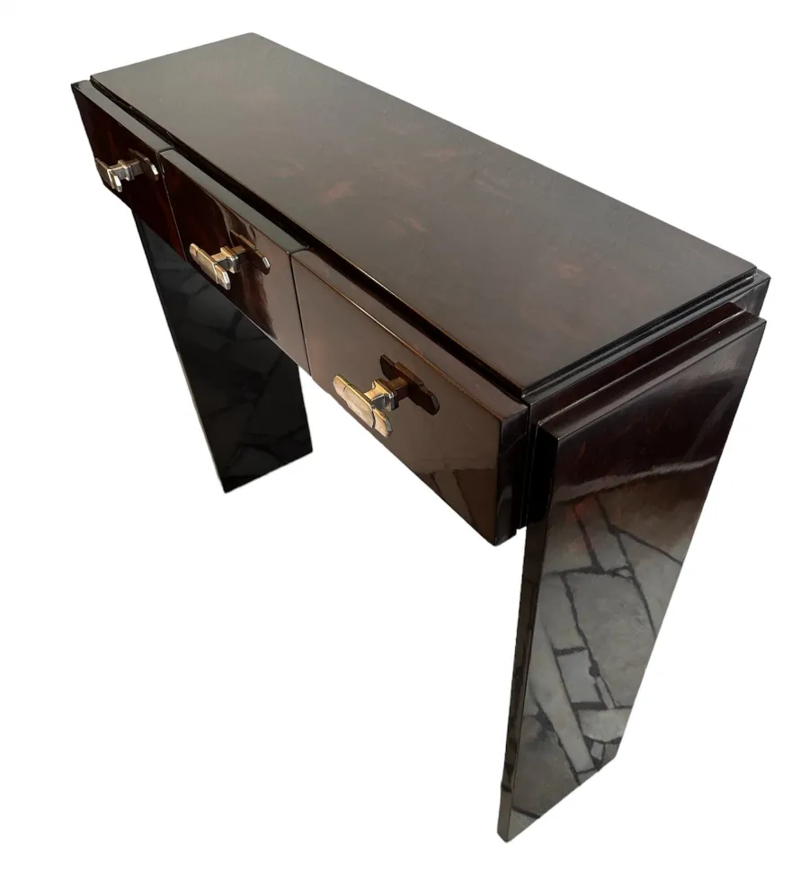 Duas consolas antigas com design elegante e pernas modernas