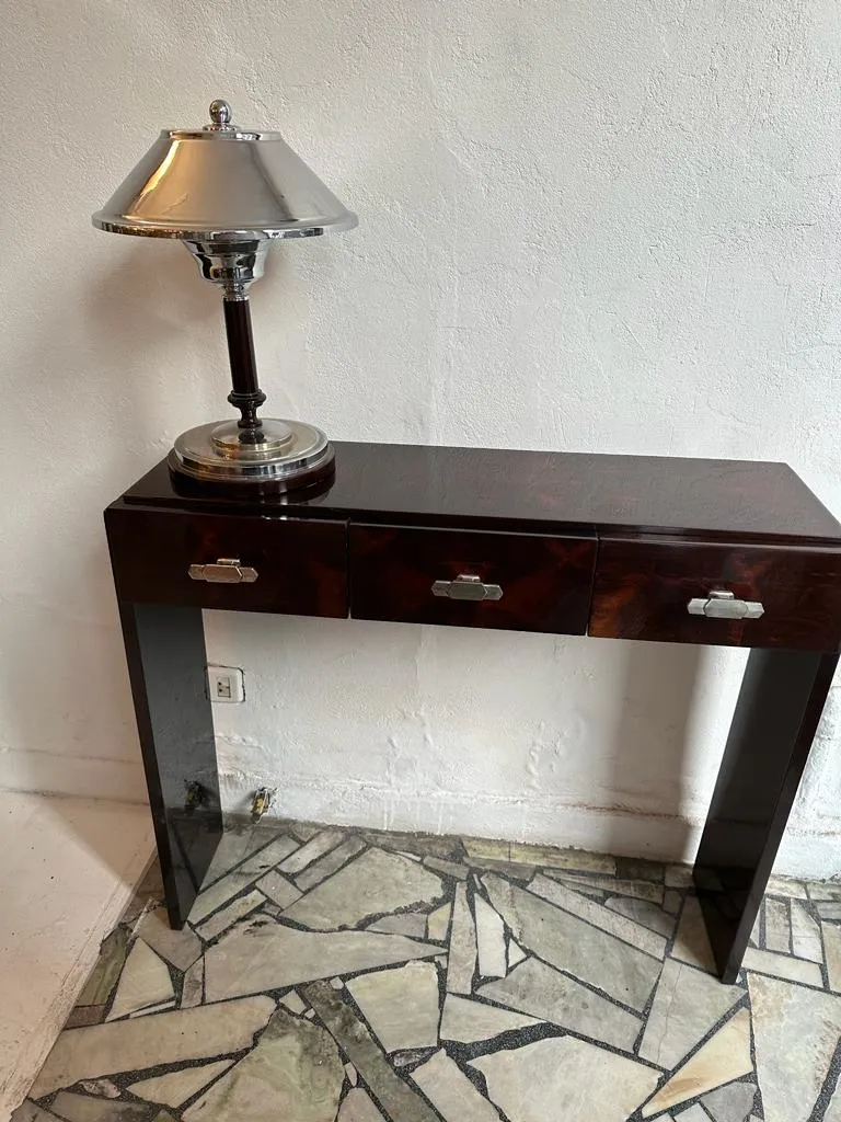 两张古董控制台在中性环境中，带抽屉