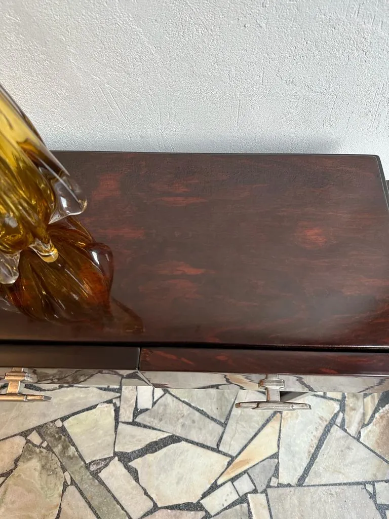 consoles antiques décoratives dans un cadre neutre