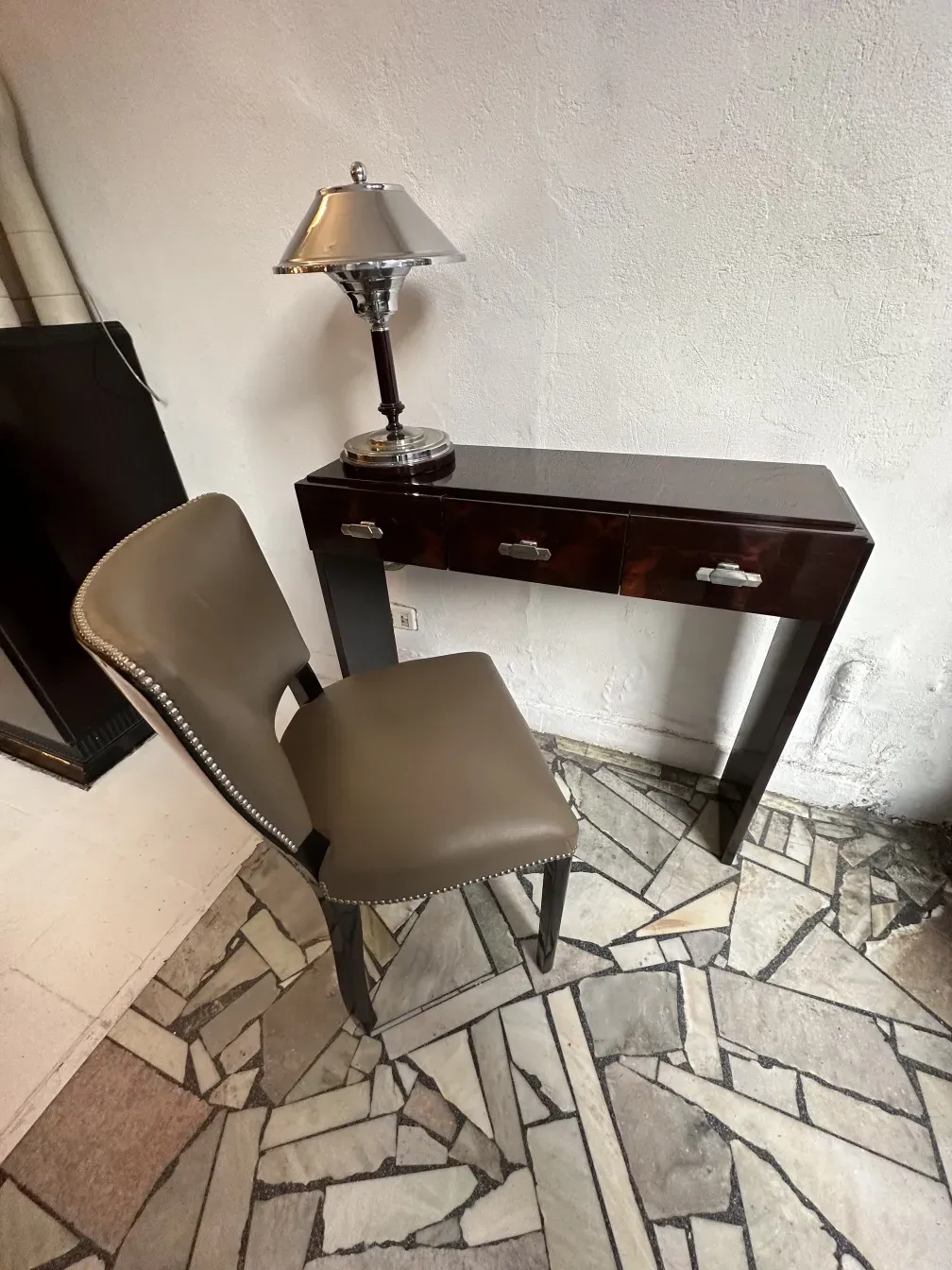 서랍과 장식용 램프가 있는 고대 콘솔