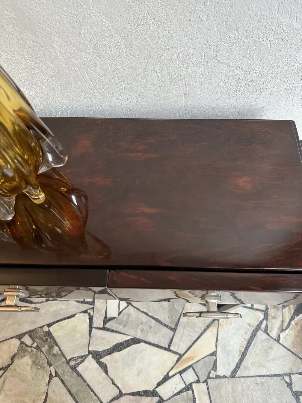 zwei antike Konsolen mit klassischen Details