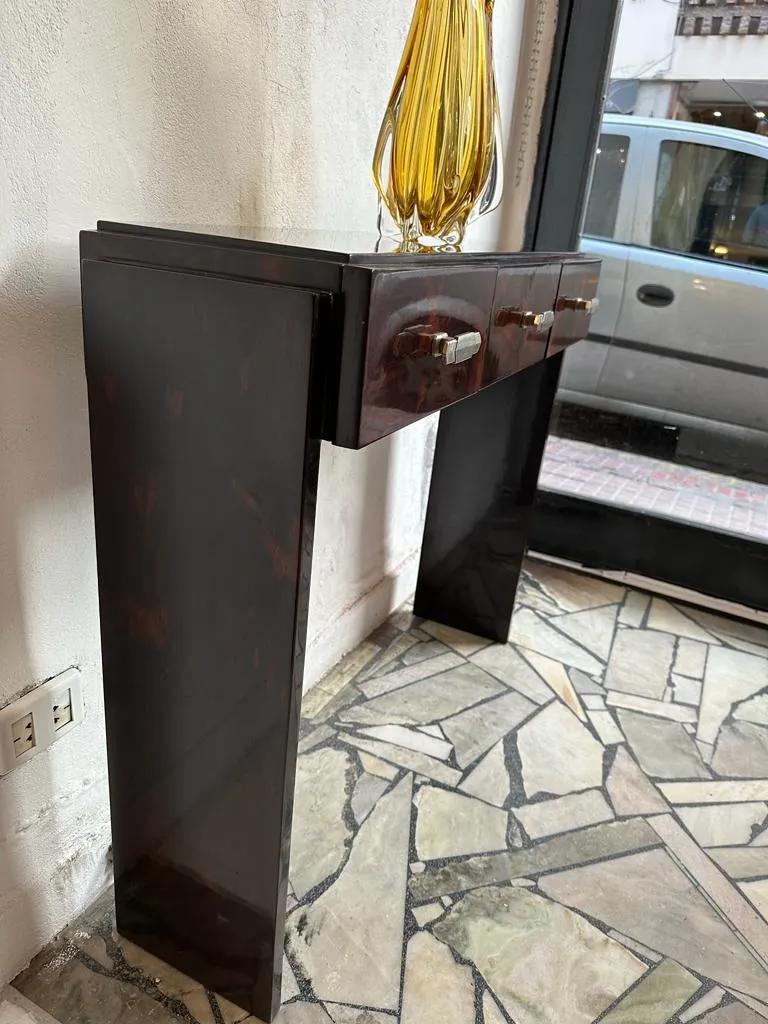 antiquariato con 2 mobili dresuars in un ambiente elegante