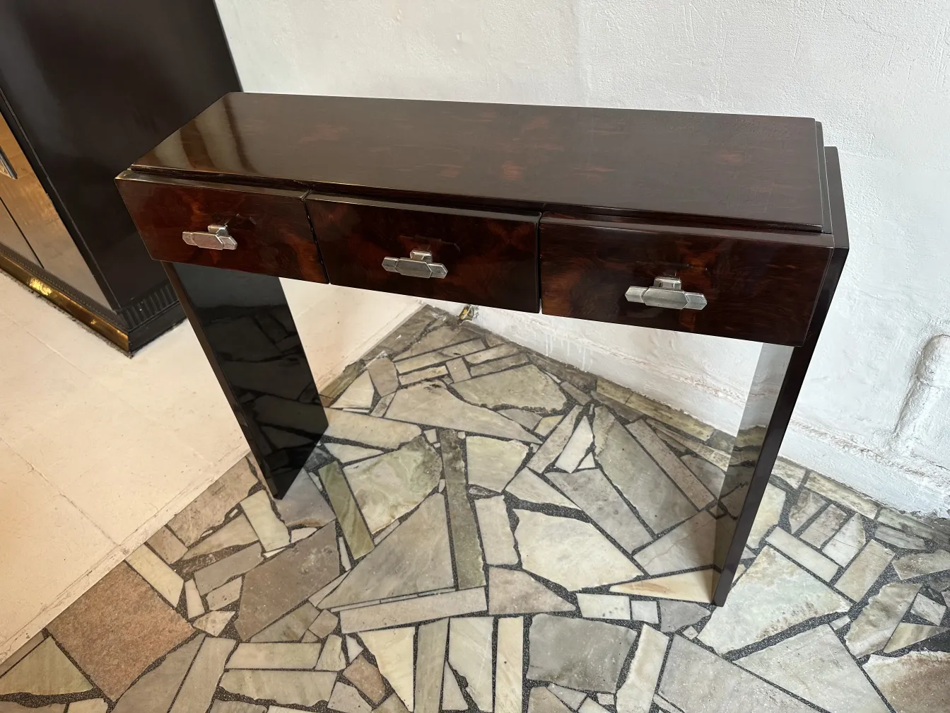 Duas consolas antigas com detalhes nas gavetas, fundo claro