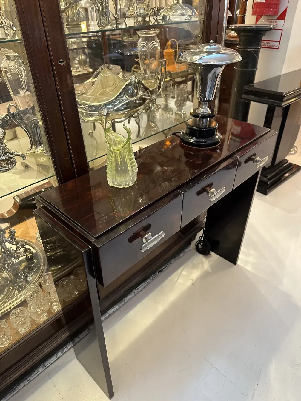 Vista di due mobili dresuars antichi con finiture decorative in un ambiente vintage