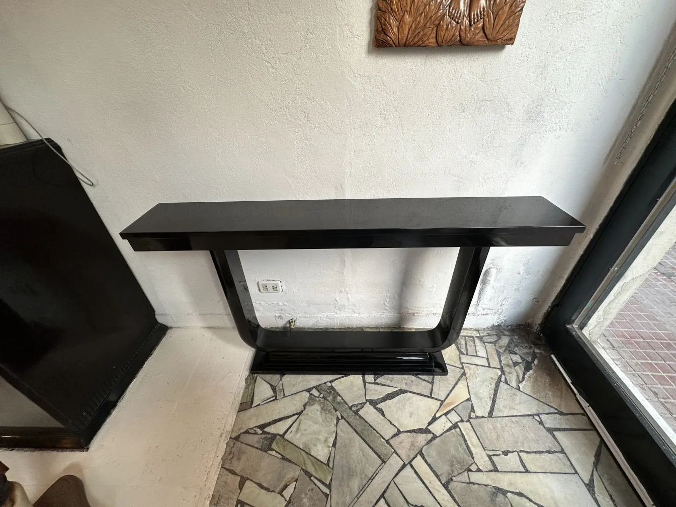 两张古董控制台在优雅的环境中