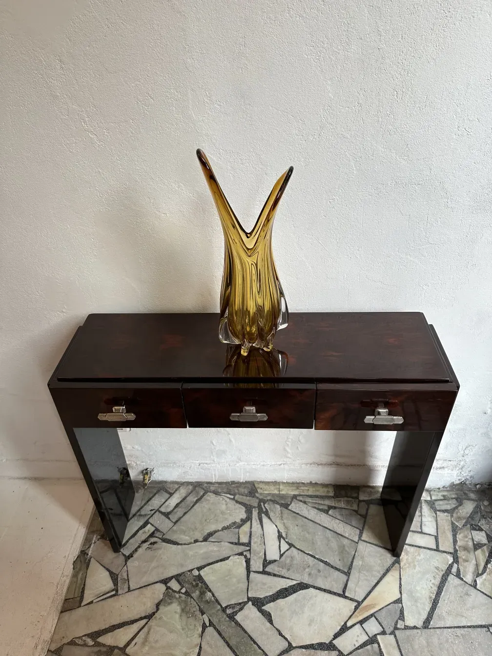 Duas consoles antigas exibindo um design elegante em um ambiente moderno.