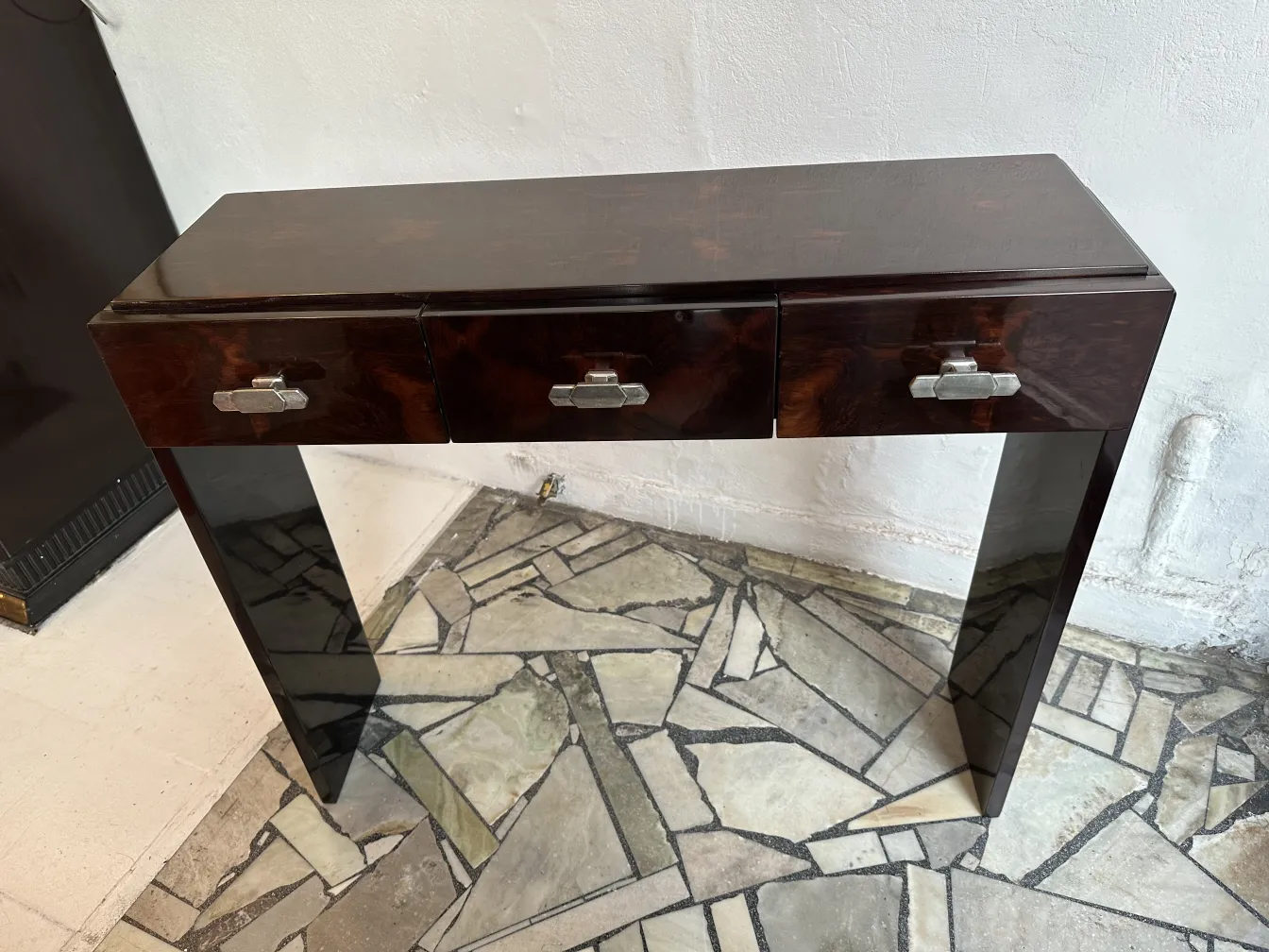 dos consolas antiguas con tres cajones