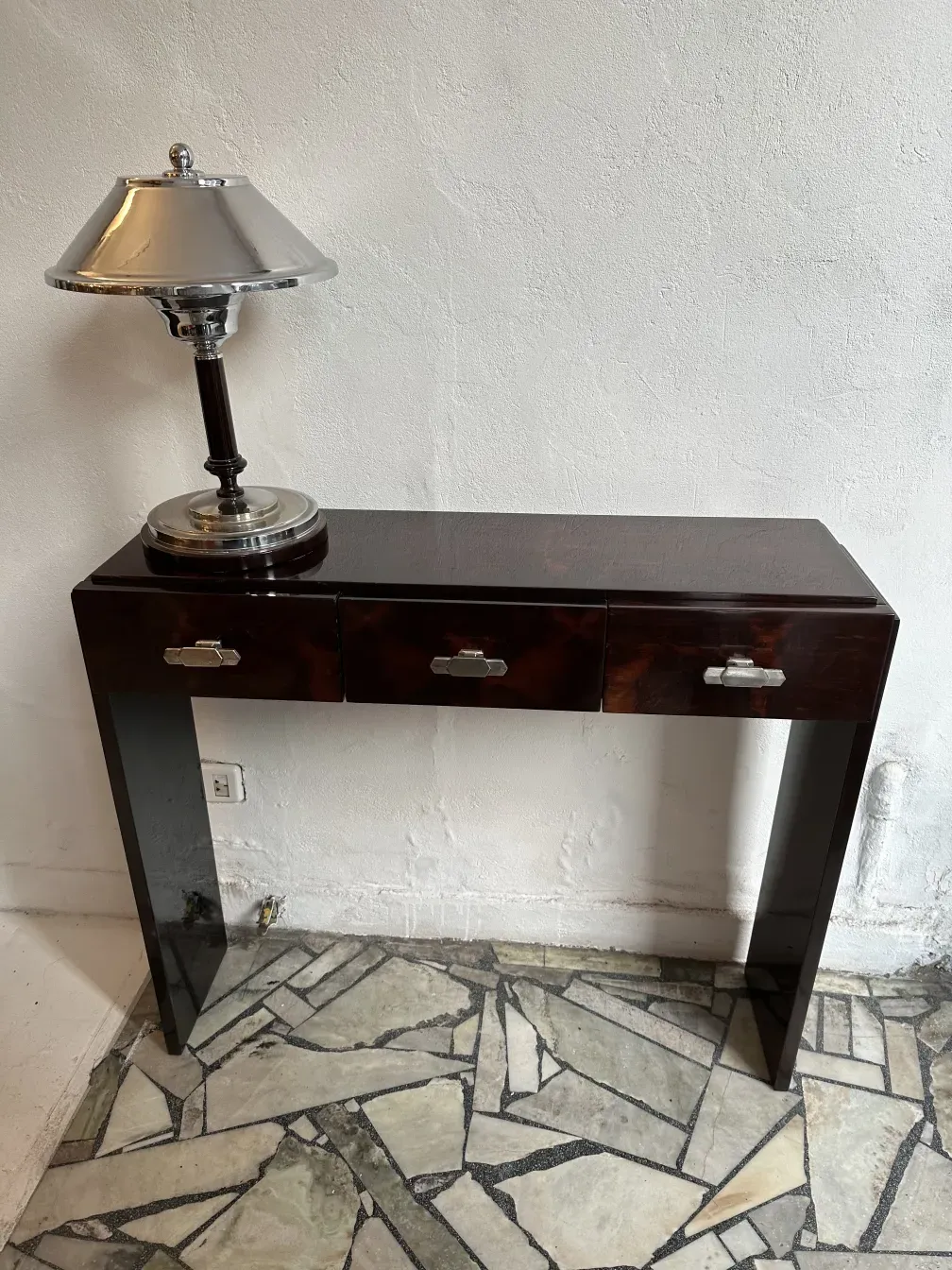 duas consolas elegantes antigas ao lado de uma lâmpada