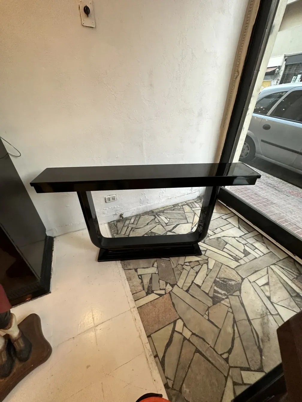 dos consolas antiguas en un entorno elegante