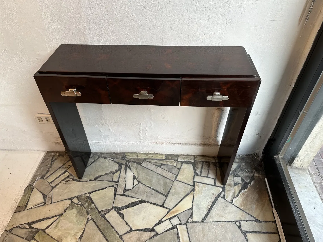 عرض طاولتين وحدة التحكم القديمة، كل منهما تحتوي على ثلاثة أدراج، على أرضية حجرية