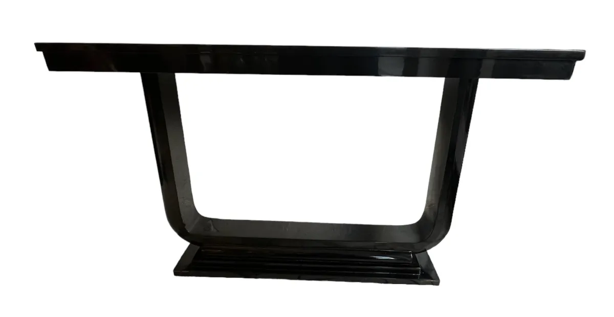 장식에 적합한 두 개의 우아한 고대 콘솔.