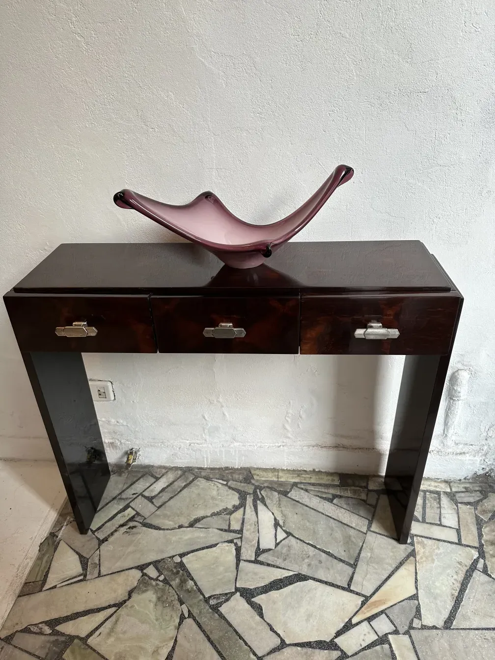 Due consolle antiche con design attraente in un ambiente minimalista