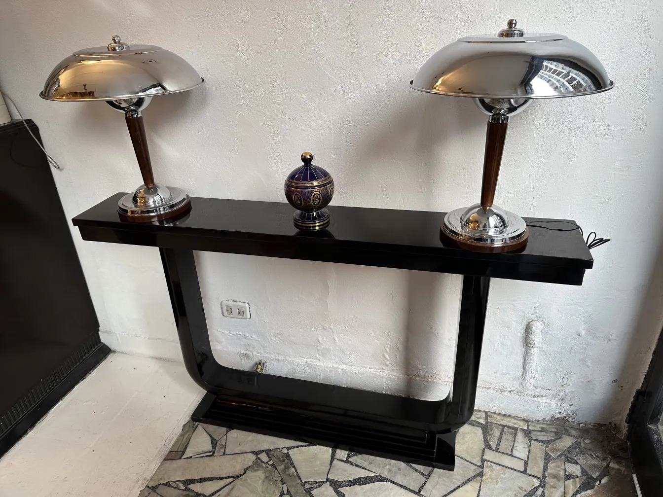 Console antique avec lampes argentées et décor