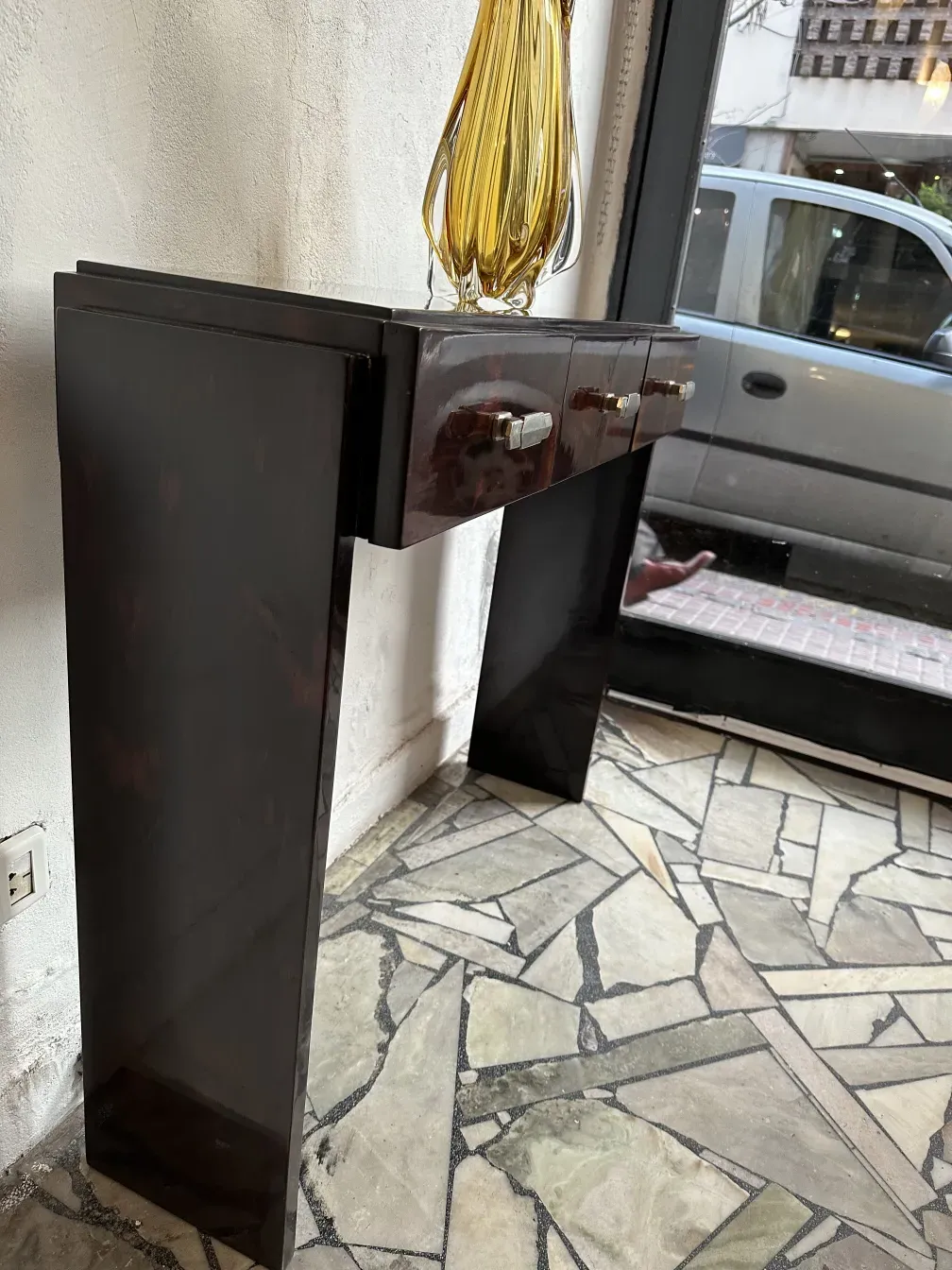 Antique 2 consoles with elegant details in a modern setting.