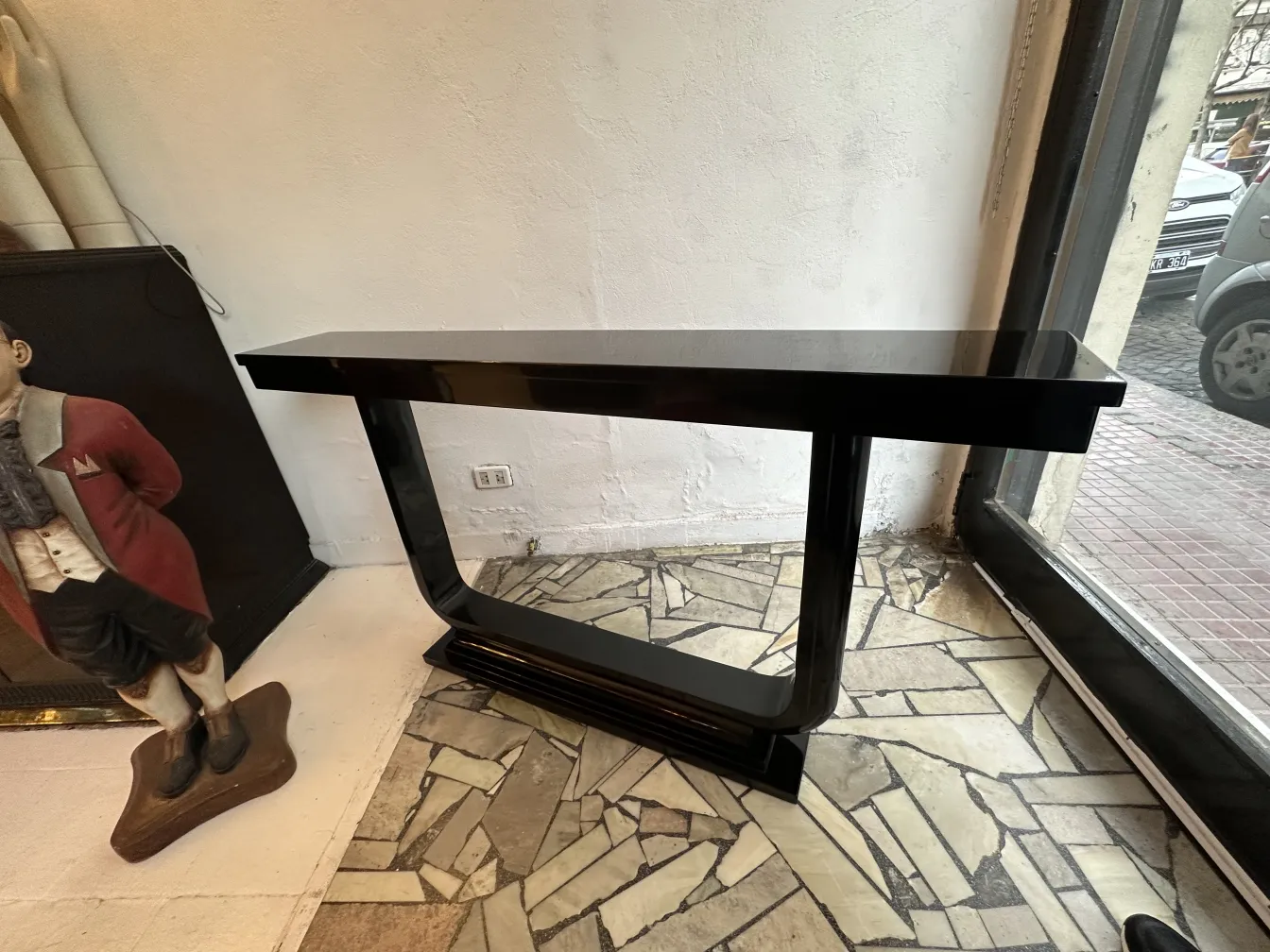 consolas antiguas en un ambiente con estatua decorativa