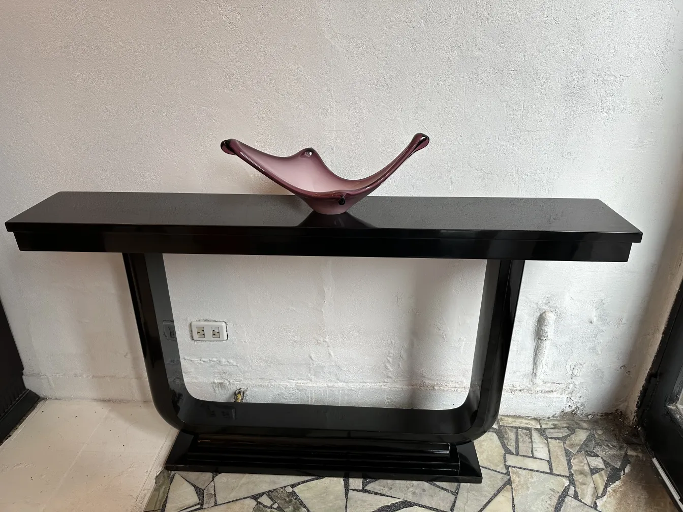 Due eleganti mobili d'antiquariato con un vaso rosa