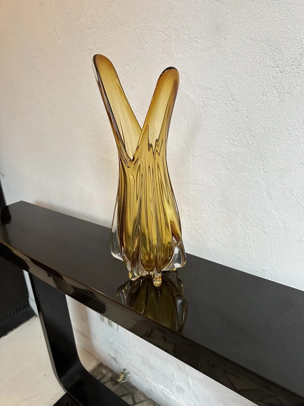 Due eleganti mobili dresuars antichi con design raffinato.