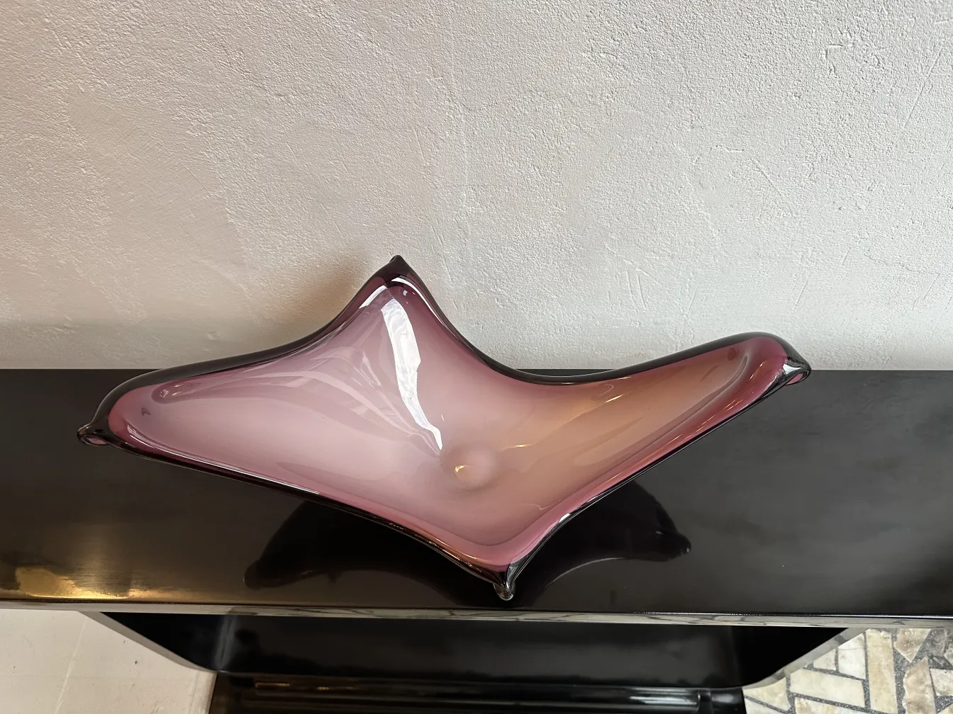 Blick auf zwei antike Konsolentische in einem eleganten Rahmen