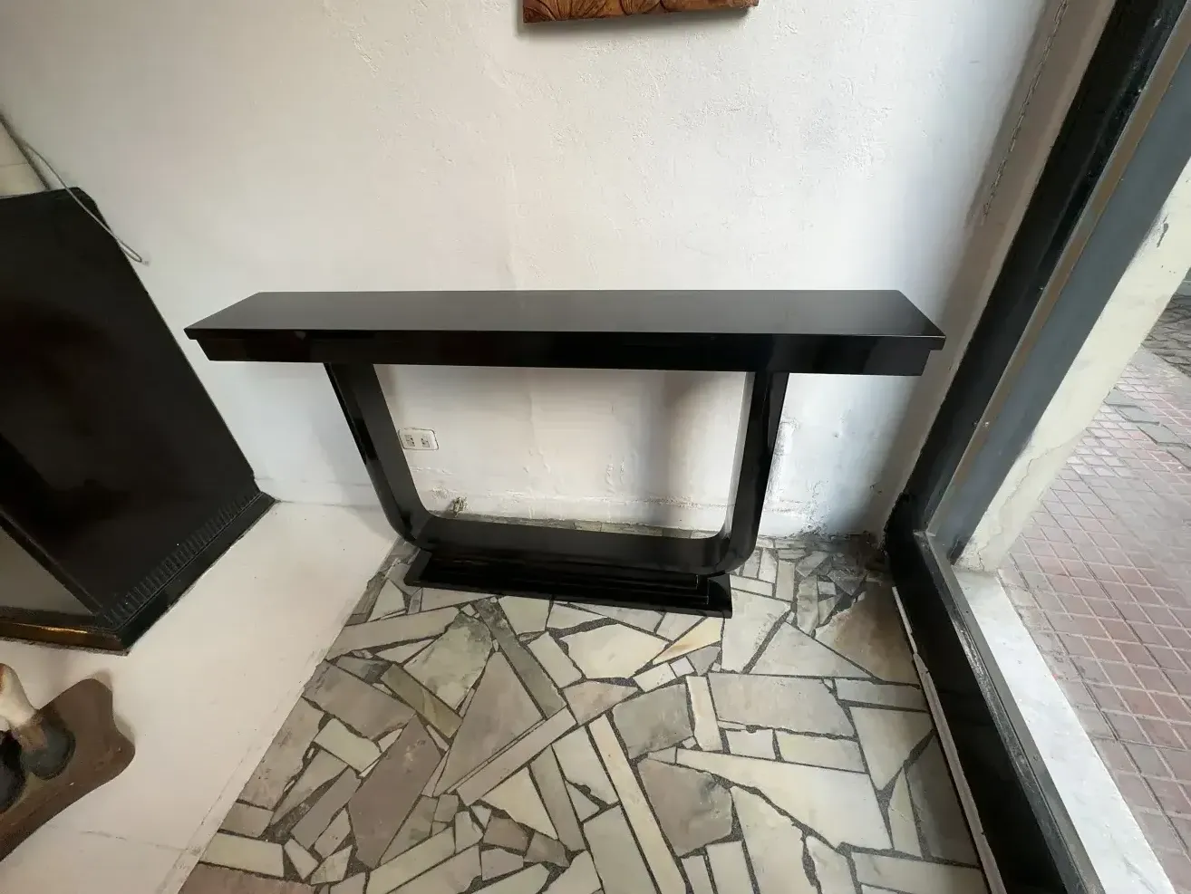 due eleganti consolle antiche in un ambiente accogliente