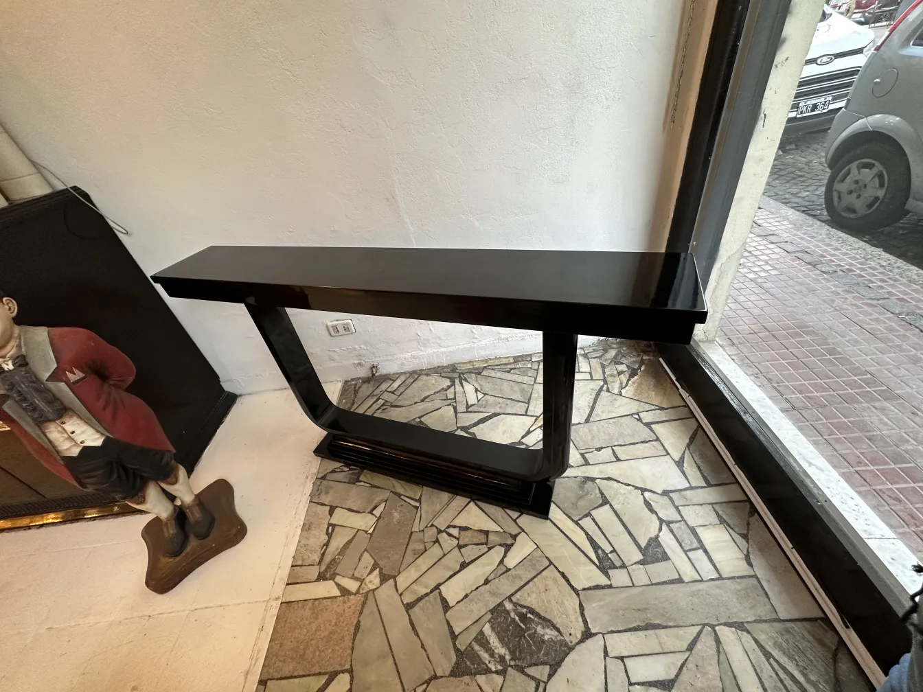 Dos consolas antigüedades con diseño elegante en un ambiente acogedor