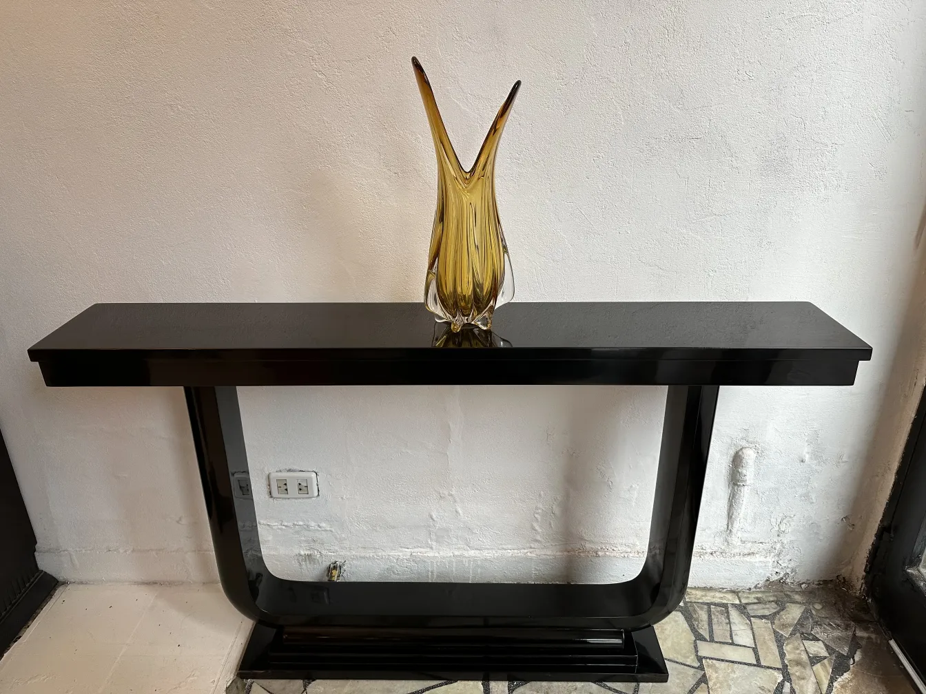 Eleganti consolle antiche con decorazione moderna
