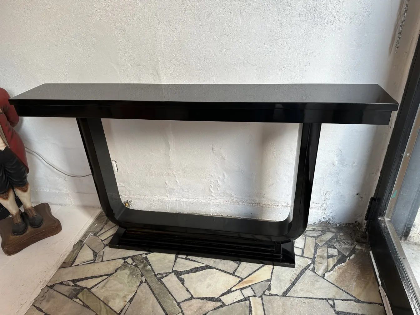 duas consolas antigas elegantes em um ambiente acolhedor